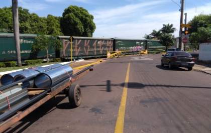 Andradina ficou interditada por vagões de trem: Já liberou