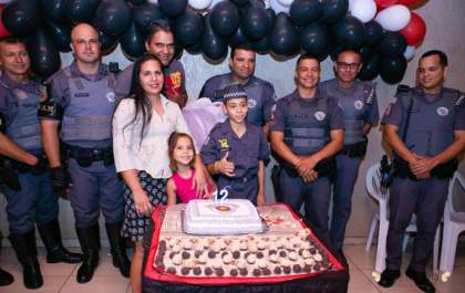 Adolescente ganha de presente de aniversário farda da PM após pedir em carta