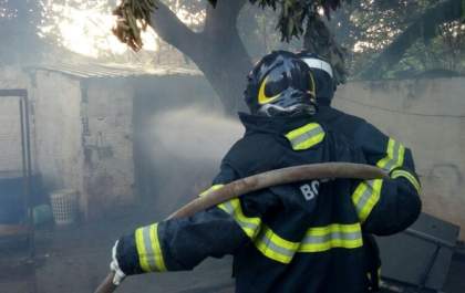 Corpo de Bombeiros se mobiliza para combater incêndio no Vila Nova