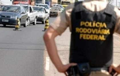 Agentes da PRF fazem abordagem e descobem veículo roubado de Uberlândia