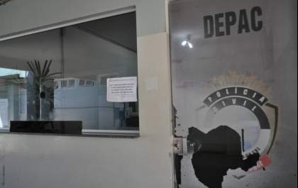 Homem agride companheira por 'exigir' silêncio em casa