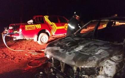Família escapa de incêndio em caminhonete que fica destruída pelas chamas