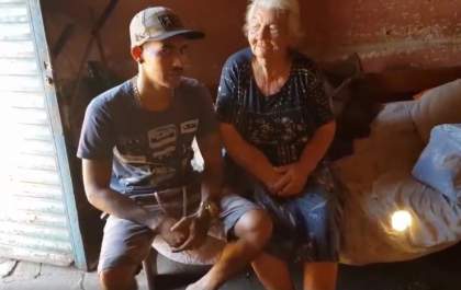 Desamparada, idosa de 80 anos dorme em cima de tábuas velhas em Três Lagoas