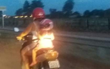 Motociclista é flagrada levando criança em situação de risco em Três Lagoas