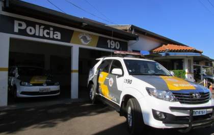 Caminhão tomba em Nova Independência: Carga de papel fica espalhada
