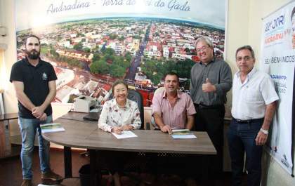 Tamiko assina contrato para asfaltar ruas no Pereira Jordão e Jardim Europa