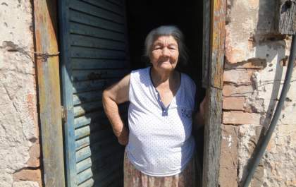 Sem banheiro, idosa de 84 anos é obrigada a fazer necessidades no quintal