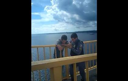 Policiais salvam homem que tentava pular de ponte