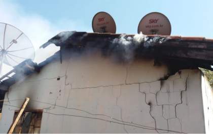 Casa é incendida na Vila Piloto e Corpo de Bombeiros controlam as chamas