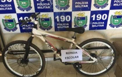Estudante vai a escola com bicicleta que pode ter sido furtada e caso foi parar na delegacia