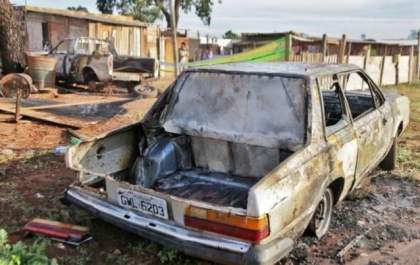 Na frente de vizinhos, grupo para em oficina e põe fogo em 2 carros