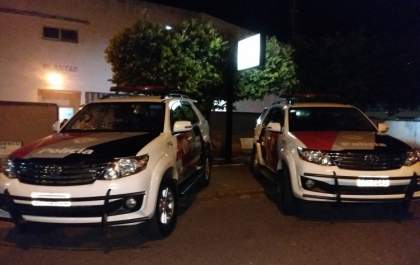 Rapaz é atingido por tiro nas costas ao passar em Praça de Andradina