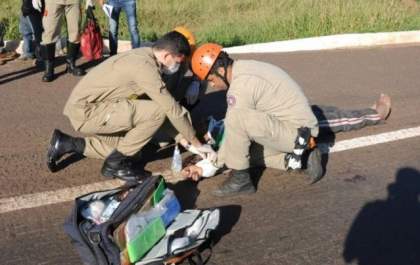 Motorista foge após atropelar e deixar pedestre gravemente ferido