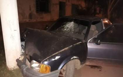 Motorista bate em poste, foge e deixa passageira desacordada no veículo