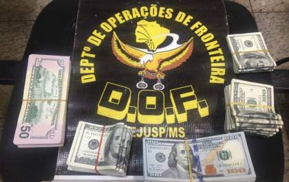 Dupla é presa com 38 mil dólares não declarados na fronteira com o Paraguai