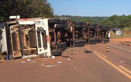 Motorista é resgatado com dores no peito após acidente com caminhão