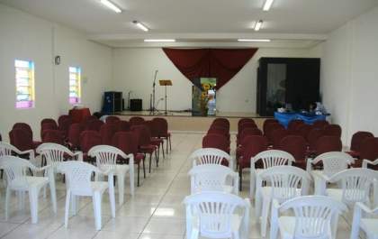 Ladrões entram em igreja pedindo orações e roubam pastor