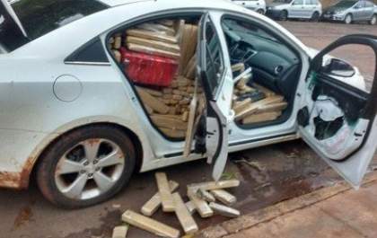 Perseguido, traficante abandona carro com 1,2 tonelada de maconha