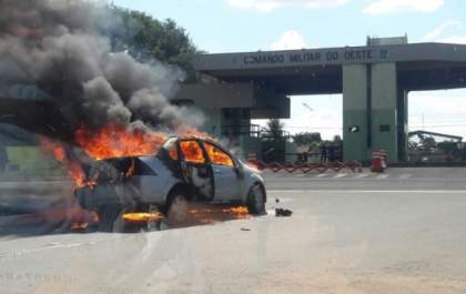 Veículo pega fogo e mobiliza Corpo de Bombeiros em Campo Grande