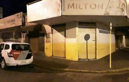 Polícia prende dois por nova tentativa de homicídio e ladrão escondido em forro de bar