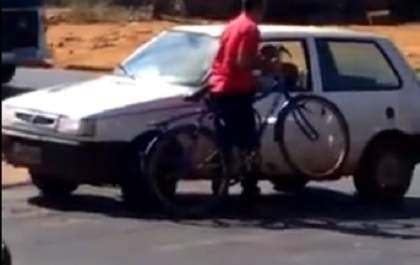 Motorista de Fiat Uno flagrado durante ataque de fúria se apresenta na delegacia