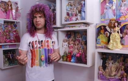Professor Leonn coleciona mais de 300 bonecas das Princesas Disney
