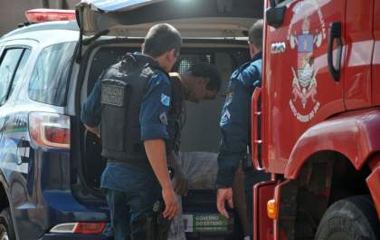 Durante confusão, homem tenta colocar fogo em casa e acaba detido