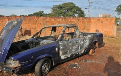Carro é destruído por incêndio em terreno baldio na Capital