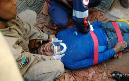 Homem cai de telhado durante trabalho e sofre escoriações