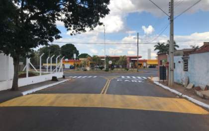 Prefeitura reforça pintura de meio-fio e de sinalização nas vias públicas