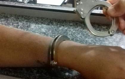 Jovem fica presa em algemas e chama os bombeiros em Três Lagoas