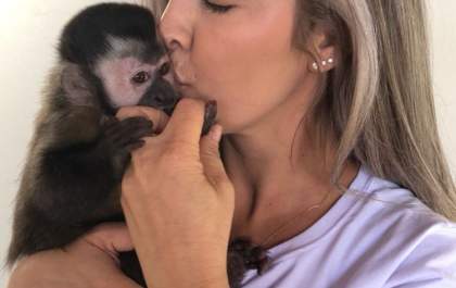 Malu, a macaquinha de olhos alegres que conquistou o coração de Sirlene