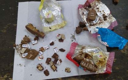 Visitantes tentam entrar com chocolate com chips, placa de celular em chinelo, maconhas em cigarros
