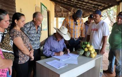 Prefeitura e produtores do 20 de Março assinam contrato do PNAE
