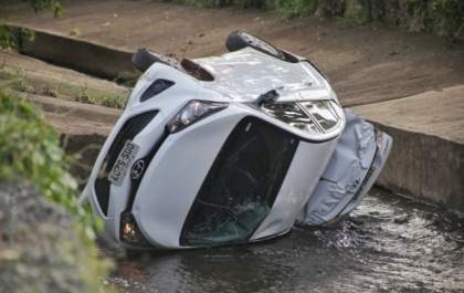 Motorista perde controle da direção e veículo amanhece em córrego