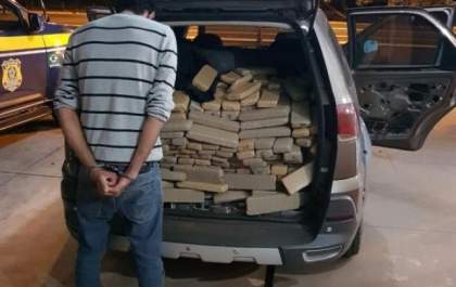 Condutor tenta fugir com farol apagado e é preso com 610 kg de maconha na BR-267