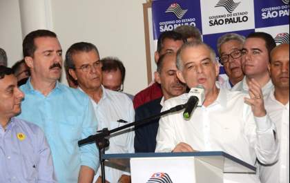 Governador assina R$ 6,5 milhões para recape e Santa Casa e autoriza Bom Prato