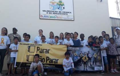 Campanha Maio Amarelo reúne crianças em pintura de faixa de pedestres na Vila Piloto