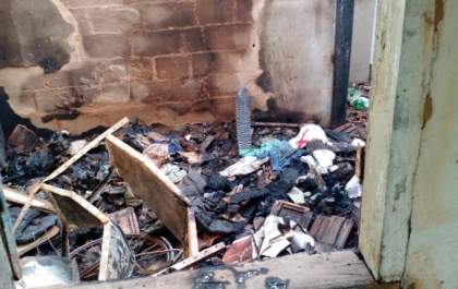Cigarro de palha causa incêndio e deixa casa destruída