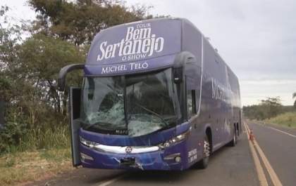 Ônibus de Michel Teló atinge vaca e motorista fica ferido em Pereira Barreto