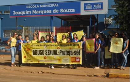 Escola realiza passeata em alusão a violência e abuso sexual infantil