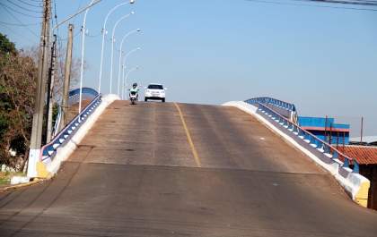 Engenheiros vistoriam o viaduto Miguelão
