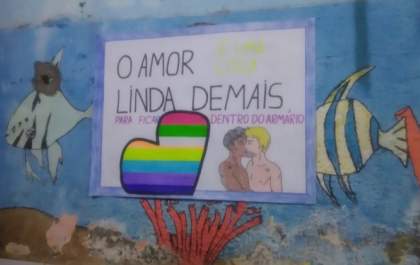 Cartaz em escola causa revolta ao mostrar beijo entre homens