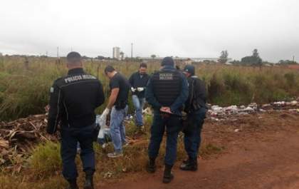 Homem é executado a tiros e corpo achado perto de antiga estação