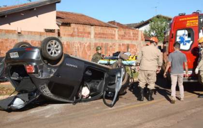 Carro com grávida invade preferencial e capota na Capital