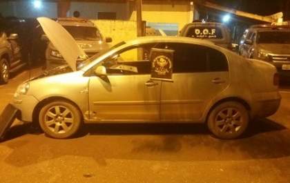 Motorista flagrado com caminhonete furtada foge e abandona veículo