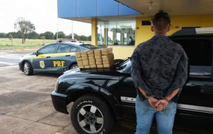 PRF apreende 30kg de pasta base de cocaína escondidos em caminhonete