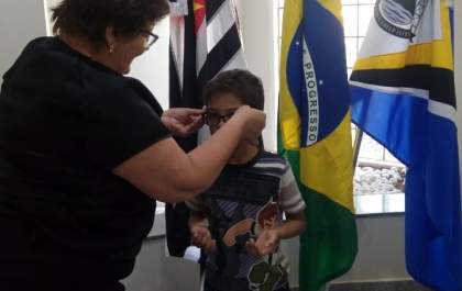 Prefeita Fátima entrega óculos para estudantes da rede municipal