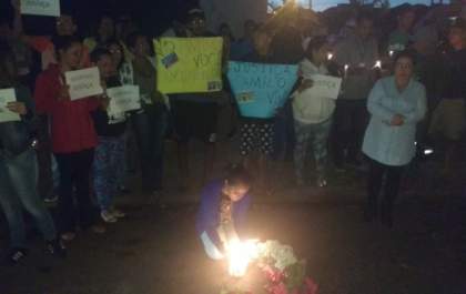 Familiares e amigos fazem vigília em memória de homem morto por cabeleireira