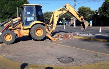 Rotatória do bairro Interlagos é removida para melhorar fluxo de carros